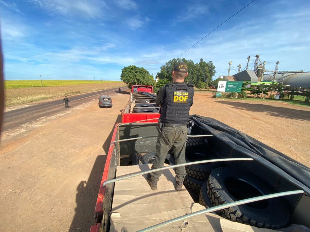 Condutor de carreta é preso pelo DOF com drogas e pneus ilegais no município de Ponta Porã Condutor de carreta é preso pelo DOF com drogas e pneus ilegais no município de Ponta Porã