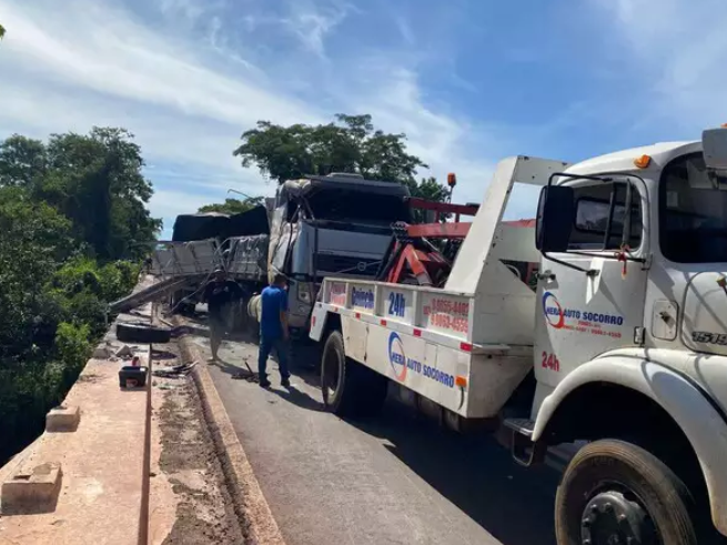 Motorista perde controle da direção e semirreboque de carreta cai em rio Motorista perde controle da direção e semirreboque de carreta cai em rio