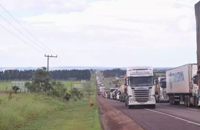 Batida entre caminhões deixa um morto e outro ferido na BR-163 Batida entre caminhões deixa um morto e outro ferido na BR-163