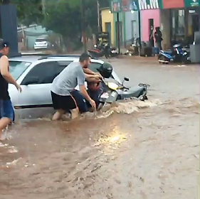 Torrenciales lluvias provocan peligrosos raudales en Pedro Juan Caballero Torrenciales lluvias provocan peligrosos raudales en Pedro Juan Caballero
