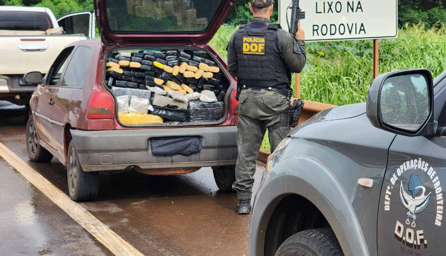 Dourados: Policia prende mais de 300 quilos de maconha em veículo Dourados: Policia prende mais de 300 quilos de maconha em veículo
