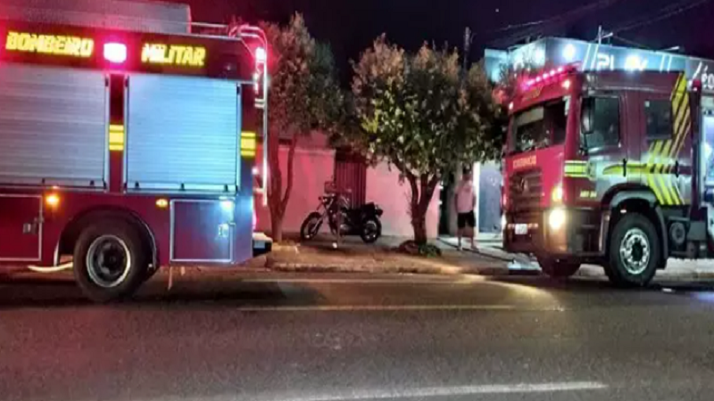 Incêndio durante a noite destrói casa de madeira e assusta moradores Incêndio durante a noite destrói casa de madeira e assusta moradores