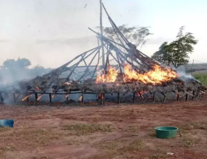 Caarapó: Casa de reza visitada por Ministra dos Povos Indígenas é incendiada Caarapó: Casa de reza visitada por Ministra dos Povos Indígenas é incendiada