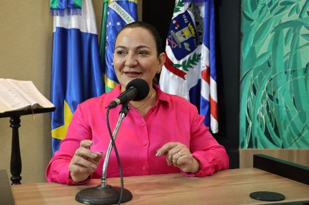Anny Espínola quer construção de estacionamento em frente à Escola