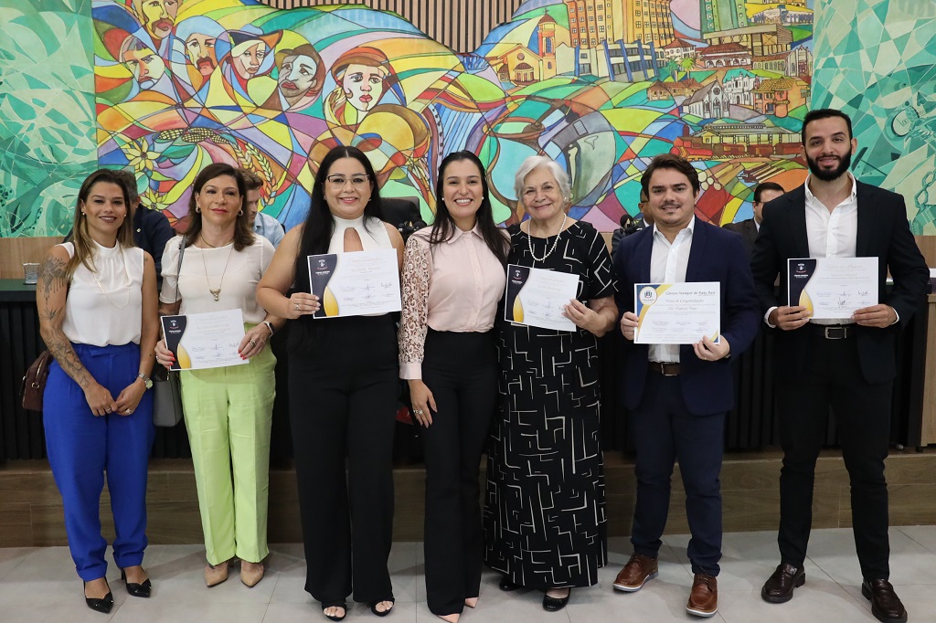 Personalidades recebem homenagens durante sessão solene em Ponta Porã Personalidades recebem homenagens durante sessão solene em Ponta Porã