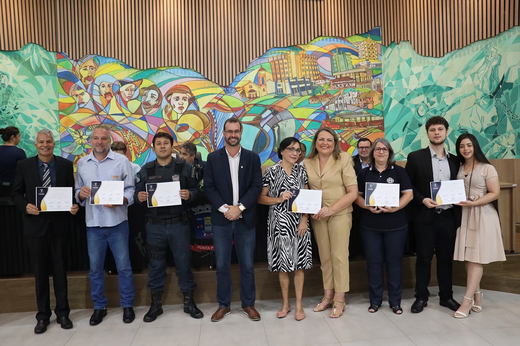 Personalidades recebem homenagens durante sessão solene em Ponta Porã Personalidades recebem homenagens durante sessão solene em Ponta Porã