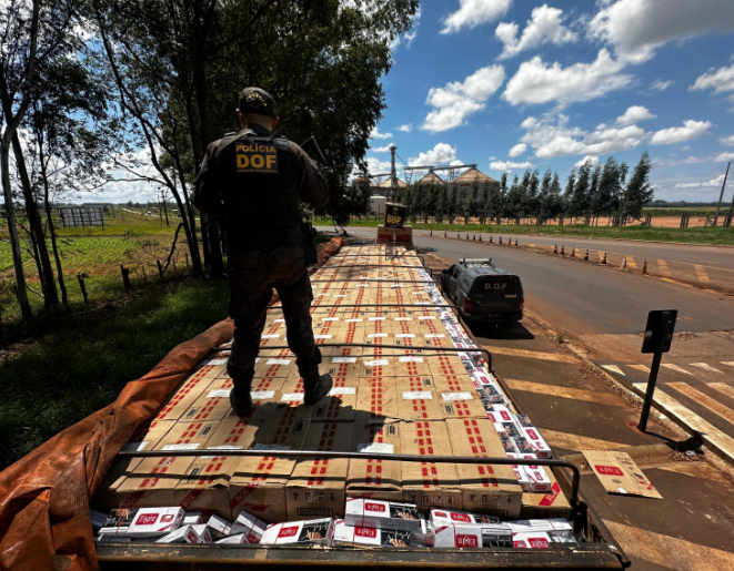 Ponta Porã: Caminhão carregado com cigarros ilegais é apreendido pelo DOF Ponta Porã: Caminhão carregado com cigarros ilegais é apreendido pelo DOF