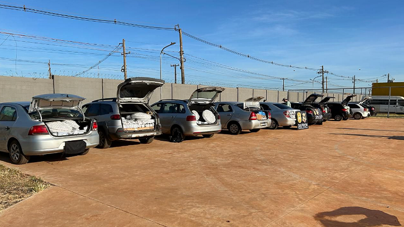 DEFRON apreende comboio de 10 veículos com contrabando na fronteira DEFRON apreende comboio de 10 veículos com contrabando na fronteira