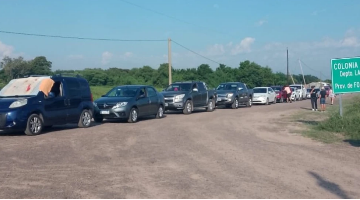 Larga fila vehículos para cruzar en balsa el río Paraguay rumbo a Pilar para pasar Semana Santa Larga fila vehículos para cruzar en balsa el río Paraguay rumbo a Pilar para pasar Semana Santa