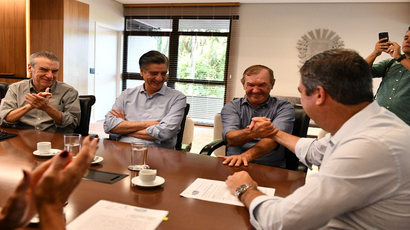 Após articulação de Paulo Corrêa, Riedel assina convênios de R$6,3 milhões para asfalto em Coronel Sapucaia Após articulação de Paulo Corrêa, Riedel assina convênios de R$6,3 milhões para asfalto em Coronel Sapucaia