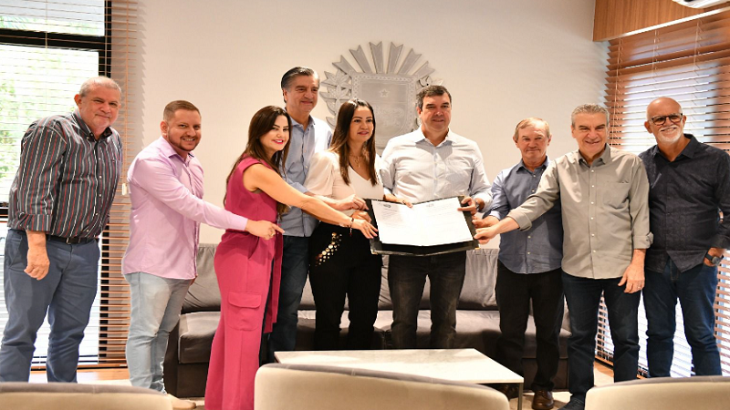 Após articulação de Paulo Corrêa, Riedel assina convênios de R$6,3 milhões para asfalto em Coronel Sapucaia Após articulação de Paulo Corrêa, Riedel assina convênios de R$6,3 milhões para asfalto em Coronel Sapucaia