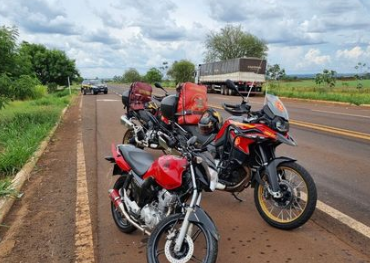 Acidente na BR-060 deixa dois jovens feridos após colisão entre moto e carro Acidente na BR-060 deixa dois jovens feridos após colisão entre moto e carro