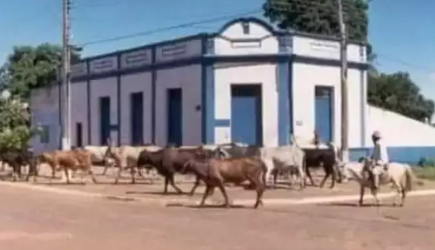 Chuva alaga rodoviária e derruba prédio histórico no interior Chuva alaga rodoviária e derruba prédio histórico no interior