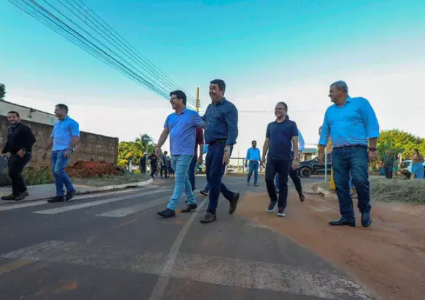 Riedel participa da Festa do Peão Boiadeiro e visita moradores com asfalto novo
