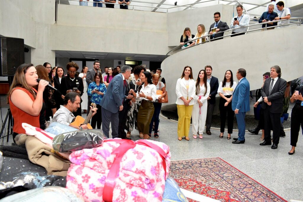 Assembléia Legislativa lança música da Campanha Seu Abraço Aquece e mobiliza servidores Assembléia Legislativa lança música da Campanha Seu Abraço Aquece e mobiliza servidores