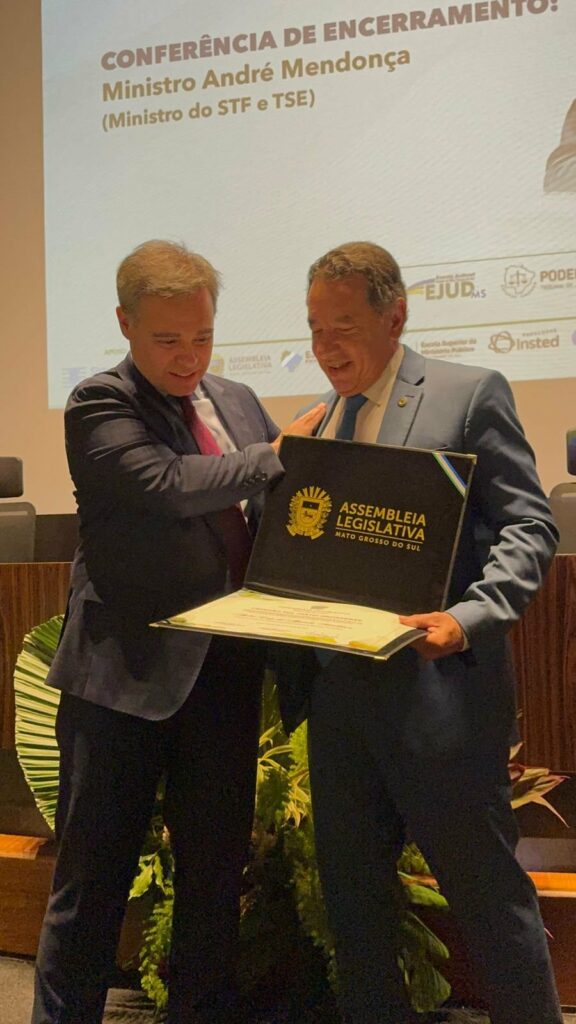 Presidente entrega Título de Cidadão Sul-Mato-Grossense a ministro André Mendonça Presidente entrega Título de Cidadão Sul-Mato-Grossense a ministro André Mendonça