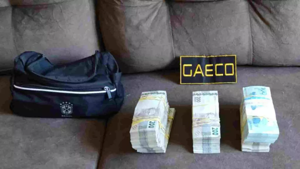Cartão Vermelho: Sobrinho de Cezário foi flagrado com maço de dinheiro ao sair de banco e depois dividiu com comparsas na Federação Cartão Vermelho: Sobrinho de Cezário foi flagrado com maço de dinheiro ao sair de banco e depois dividiu com comparsas na Federação