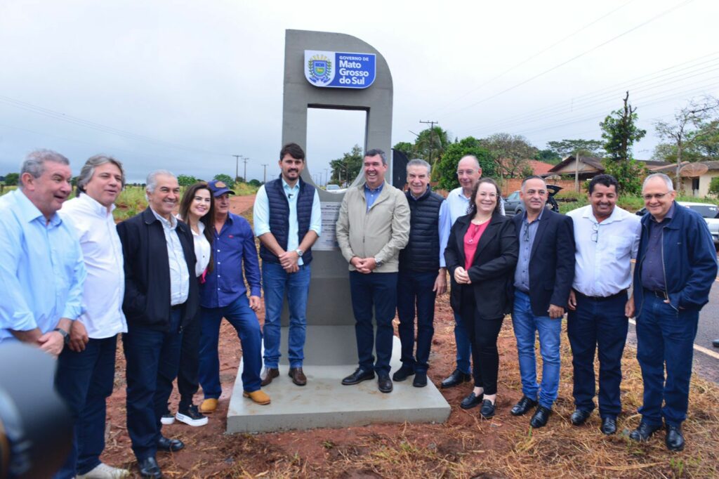 Reinaldo e Riedel entregam rodovias no sul de MS Reinaldo e Riedel entregam rodovias no sul de MS