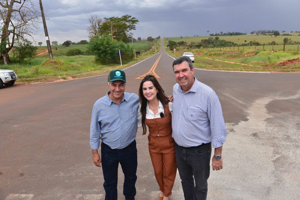 Reinaldo e Riedel entregam rodovias no sul de MS Reinaldo e Riedel entregam rodovias no sul de MS