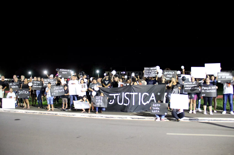 Grupo faz protesto em busca de respostas sobre morte de soldado Grupo faz protesto em busca de respostas sobre morte de soldado