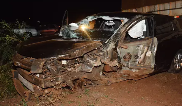 Colisão entre veículos deixa feridos e interdita rodovia em Fátima do Sul Colisão entre veículos deixa feridos e interdita rodovia em Fátima do Sul