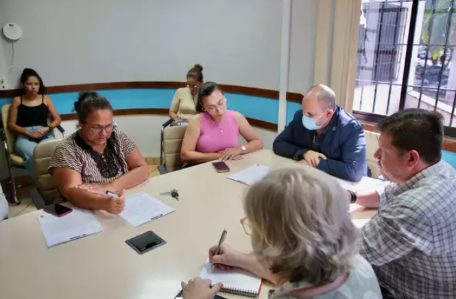 No primeiro dia de greve, professores apenas aplicam provas e recebem trabalhos No primeiro dia de greve, professores apenas aplicam provas e recebem trabalhos
