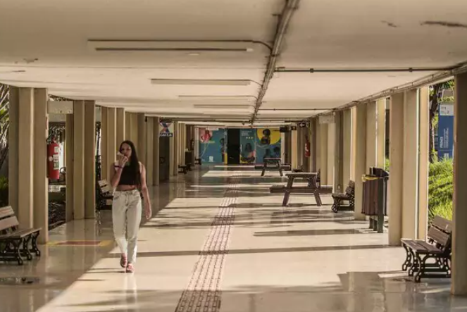 No primeiro dia de greve, professores apenas aplicam provas e recebem trabalhos No primeiro dia de greve, professores apenas aplicam provas e recebem trabalhos