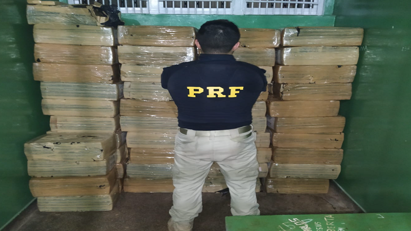 Sidrolândia: PRF apreende 2 toneladas de maconha em carga de eucalipto Sidrolândia: PRF apreende 2 toneladas de maconha em carga de eucalipto