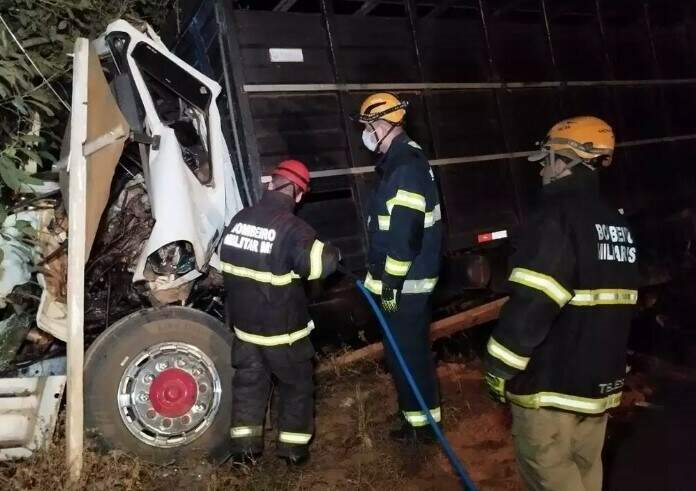 Mulher morre ao ser arremessada de carro durante capotagem, 7ª vítima em 2 dias Mulher morre ao ser arremessada de carro durante capotagem, 7ª vítima em 2 dias