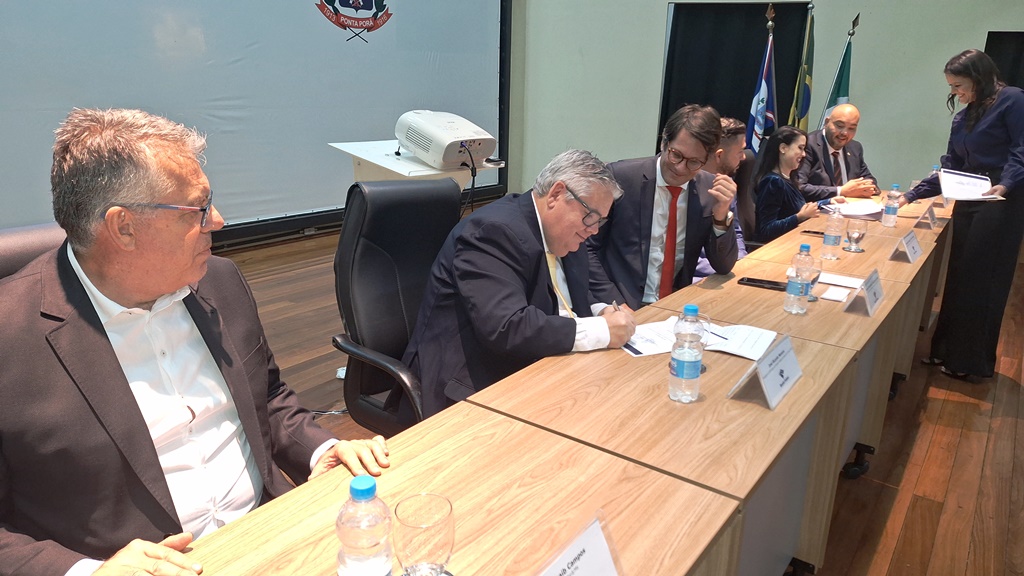 Novos Delegados da Receita Federal tomam posse em Ponta Porã Novos Delegados da Receita Federal tomam posse em Ponta Porã