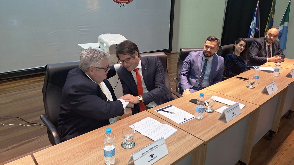 Novos Delegados da Receita Federal tomam posse em Ponta Porã Novos Delegados da Receita Federal tomam posse em Ponta Porã