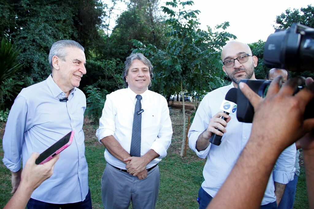 Dia do Meio Ambiente: Em gesto simbólico, deputados plantam mudas de ipê Dia do Meio Ambiente: Em gesto simbólico, deputados plantam mudas de ipê