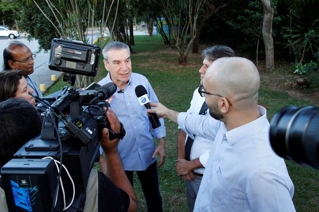 Dia do Meio Ambiente: Em gesto simbólico, deputados plantam mudas de ipê Dia do Meio Ambiente: Em gesto simbólico, deputados plantam mudas de ipê