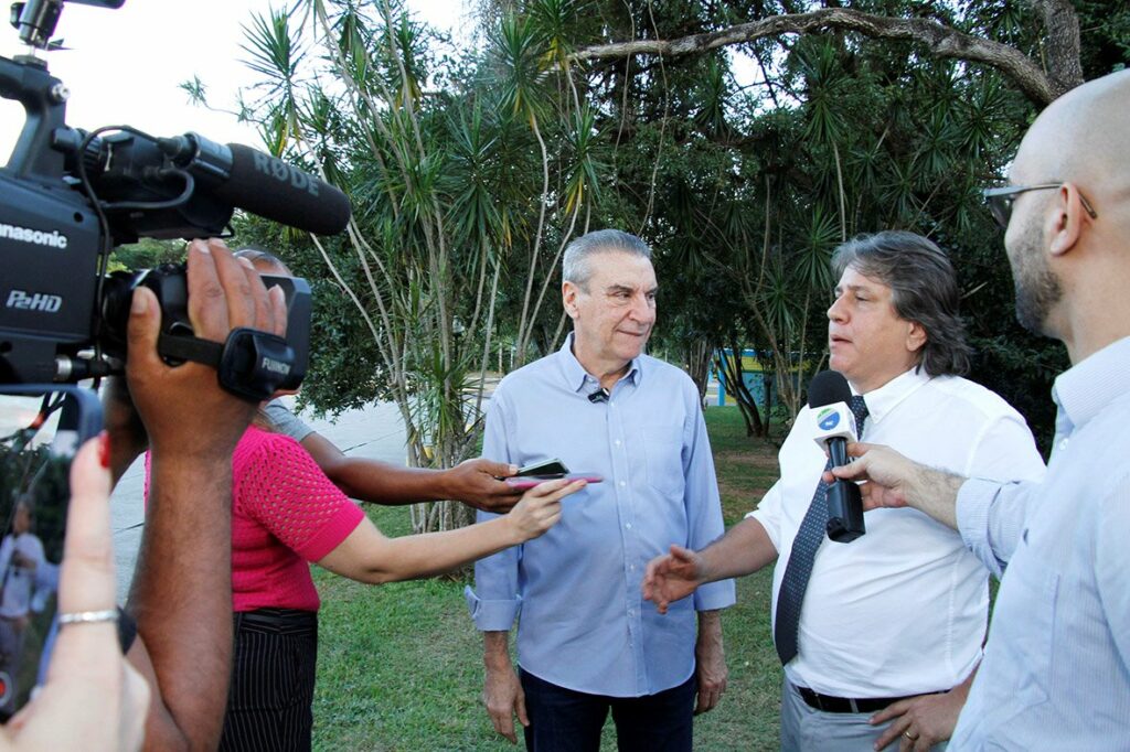 Dia do Meio Ambiente: Em gesto simbólico, deputados plantam mudas de ipê Dia do Meio Ambiente: Em gesto simbólico, deputados plantam mudas de ipê