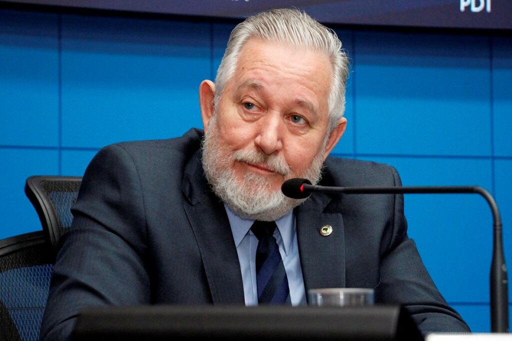 Descarte correto de fios instalados em postes é debatido pelos deputados da ALEMS Descarte correto de fios instalados em postes é debatido pelos deputados da ALEMS