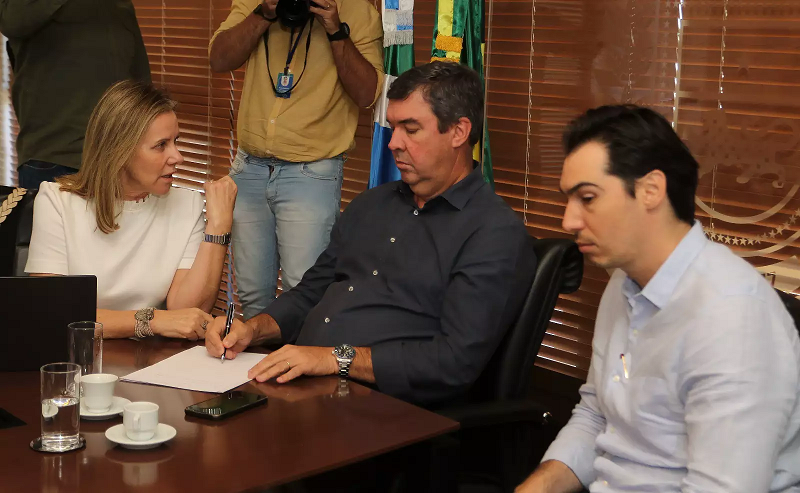 Riedel recebe estudo final da concessão dos trechos de rodovias de MS Riedel recebe estudo final da concessão dos trechos de rodovias de MS