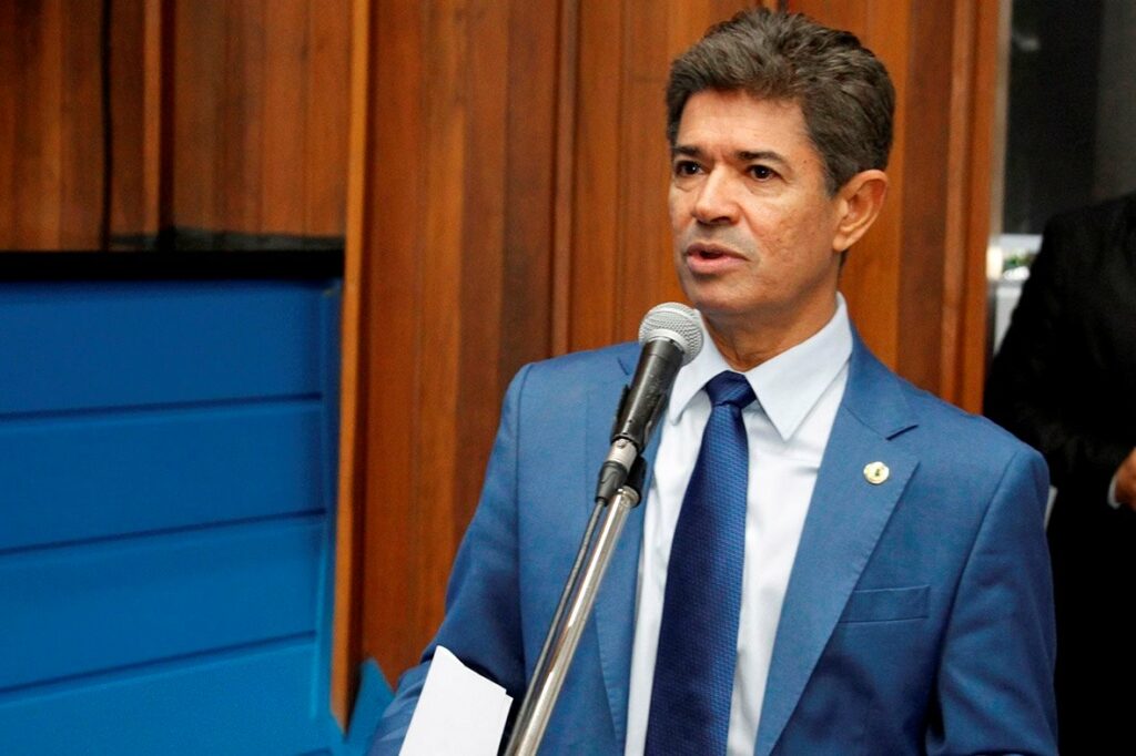 Descarte correto de fios instalados em postes é debatido pelos deputados da ALEMS Descarte correto de fios instalados em postes é debatido pelos deputados da ALEMS