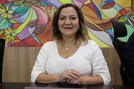 Anny Espínola defende melhorias para funcionários administrativos das