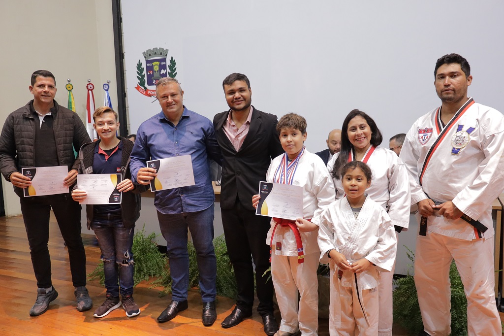 Câmara entrega honrarias durante sessão solene no Centro de Convenções de Ponta Porã Câmara entrega honrarias durante sessão solene no Centro de Convenções de Ponta Porã