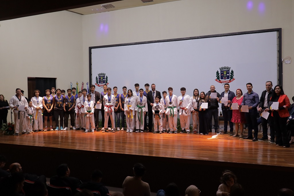Câmara entrega honrarias durante sessão solene no Centro de Convenções de Ponta Porã Câmara entrega honrarias durante sessão solene no Centro de Convenções de Ponta Porã