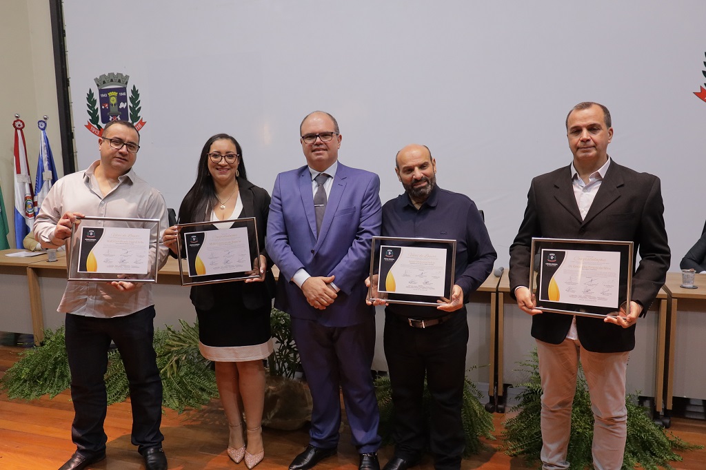 Câmara entrega honrarias durante sessão solene no Centro de Convenções de Ponta Porã Câmara entrega honrarias durante sessão solene no Centro de Convenções de Ponta Porã