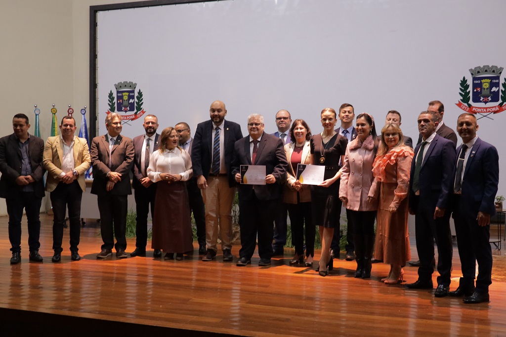 Câmara entrega honrarias durante sessão solene no Centro de Convenções de Ponta Porã Câmara entrega honrarias durante sessão solene no Centro de Convenções de Ponta Porã