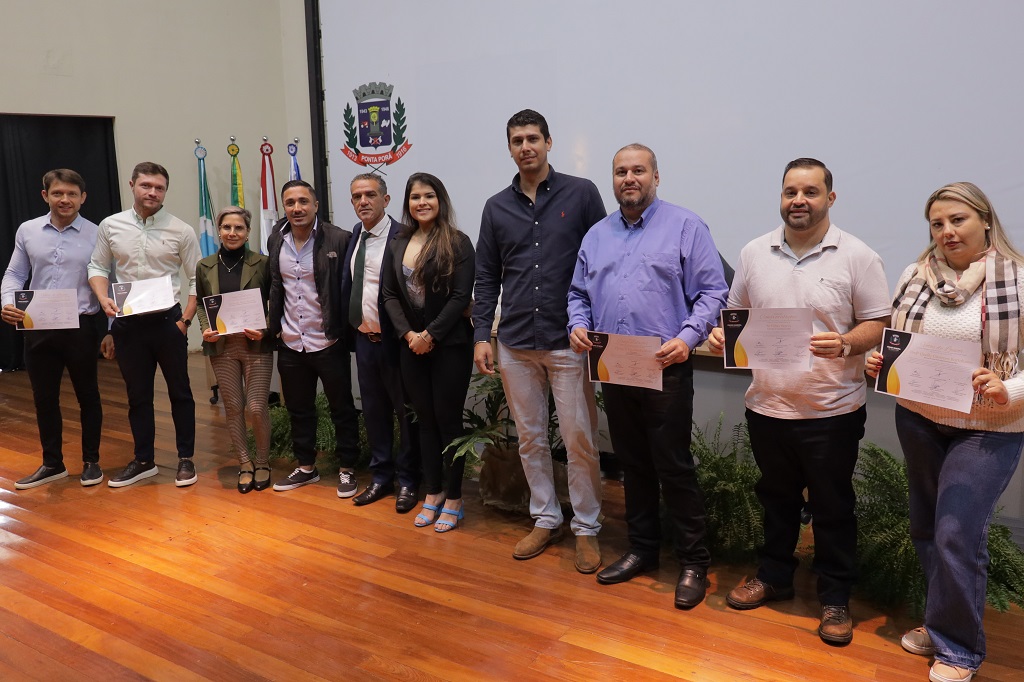 Câmara entrega honrarias durante sessão solene no Centro de Convenções de Ponta Porã Câmara entrega honrarias durante sessão solene no Centro de Convenções de Ponta Porã