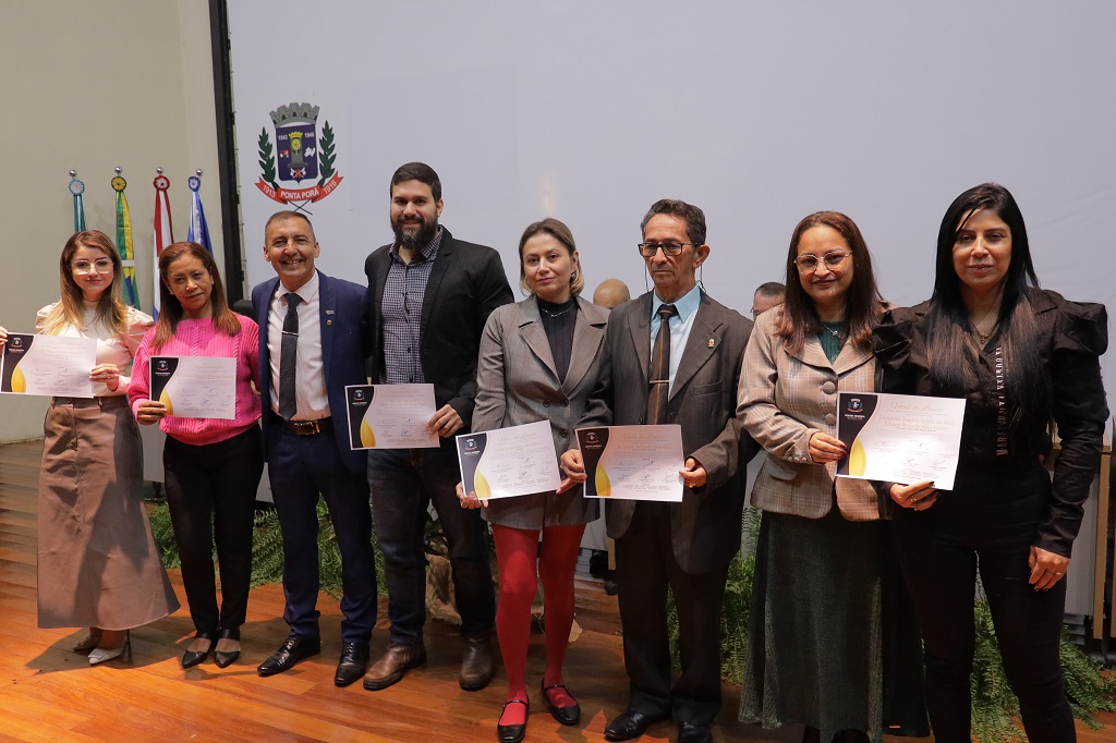 Câmara entrega honrarias durante sessão solene no Centro de Convenções de Ponta Porã Câmara entrega honrarias durante sessão solene no Centro de Convenções de Ponta Porã