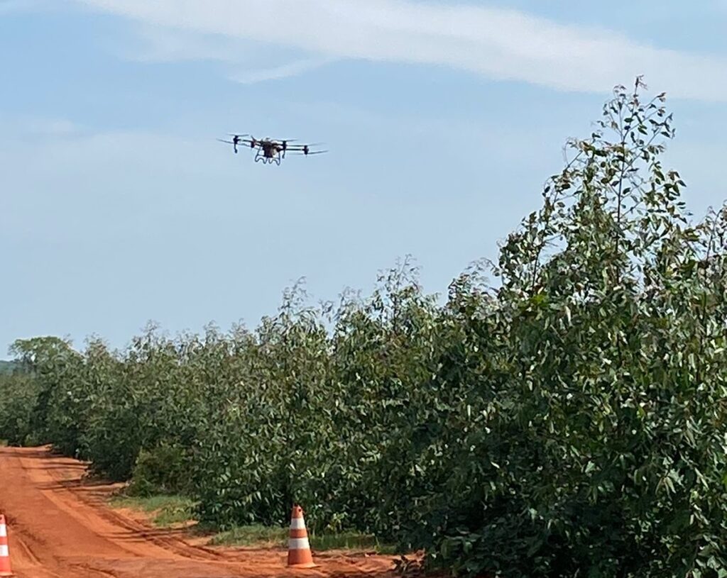 Drones ganham espaço no campo e aumenta busca por capacitação Drones ganham espaço no campo e aumenta busca por capacitação