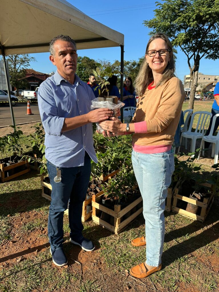 Prefeitura comemora Dia Mundial do Meio Ambiente e distribui mudas de árvores em Ponta Porã