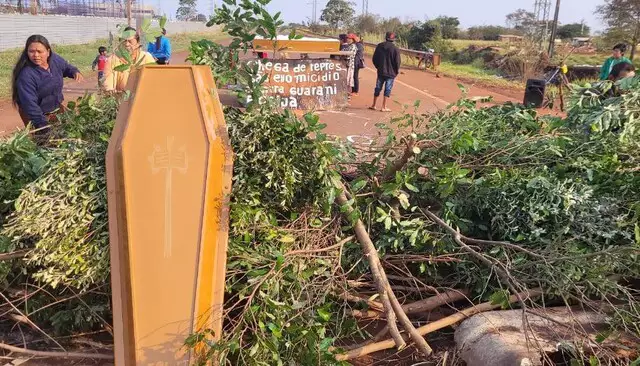 Dourados: Indígenas voltam a fechar estrada e velam vítima de acidente Dourados: Indígenas voltam a fechar estrada e velam vítima de acidente