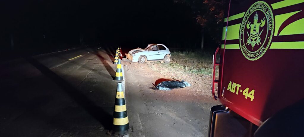 Amambai: Duas pessoas morrem, após carro bater em árvore Amambai: Duas pessoas morrem, após carro bater em árvore