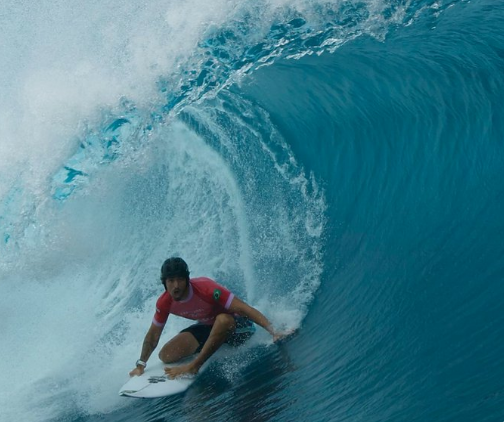 Gabriel Medina brilha em Teahupoo e chega às quartas de final no surfe Gabriel Medina brilha em Teahupoo e chega às quartas de final no surfe