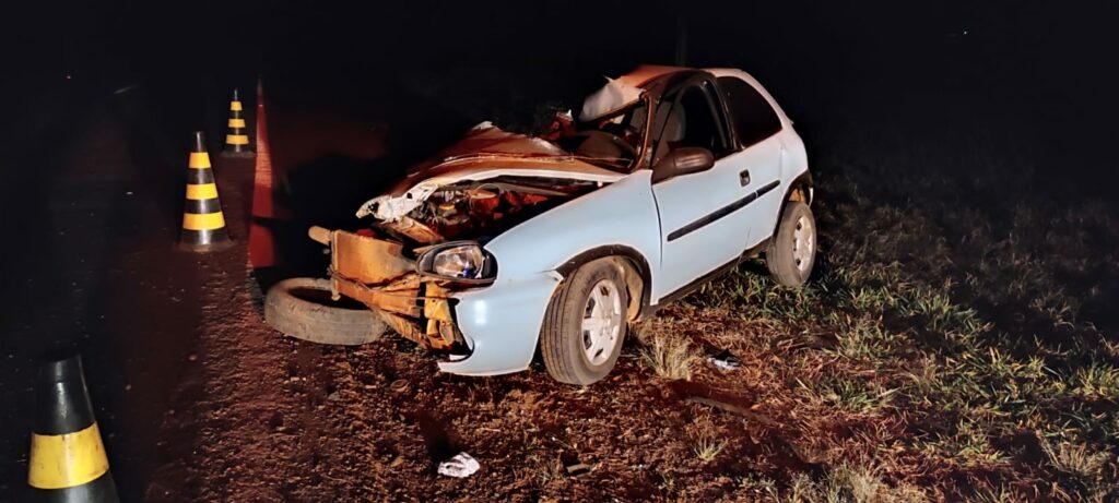 Amambai: Duas pessoas morrem, após carro bater em árvore Amambai: Duas pessoas morrem, após carro bater em árvore